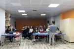 Gönüllü gençler tiyatro sahnesi için kolları sıvadı
