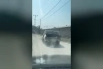 Gövdesi dökülürken motoru çalışan araç ilginç görüntü oluşturdu