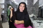 Gözü gibi koruduğu saçlarını kanser hastası çocuklar için kesti