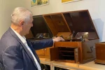 Gramafon tutkusuyla yüzlerce gramafon ve plakı bir araya getirdi