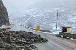 Gümüşhane’de heyelan karayolunu kapattı