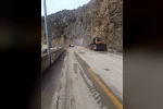 Gümüşhane’de heyelan sonrası kapanan yol yeniden ulaşıma açıldı