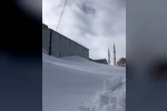 Gümüşhane’nin yaylalarında kar kalınlığı evlerin boyuna ulaştı
