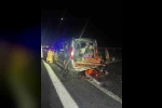 Hafif ticari araç bariyerlere saplandı 4 kişi yaralandı