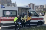 Hafif ticari araç ile otomobil çarpıştı: 3 çocuk yaralı