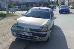 Hafif ticari araç ile otomobilin çarpıştığı kaza ucuz atlatıldı