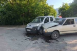 Hafif ticari araç otomobille çarpıştı: 4 yaralı