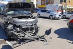 Hafif ticari araçla otomobil çarpıştı : 4 yaralı
