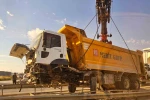 Hafriyat kamyonu refüje girdi, trafik felç oldu