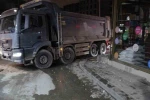 Hafriyat kamyonunun patlayan lastiği iş yerinin camlarını kırdı