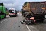 Hafriyat kamyonuyla çarpışan motosikletin sürücüsü yaralandı