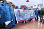 HAK-İŞ üyeleri Kazancı Yokuşu’na karanfil ve Taksim’e çelenk bıraktı