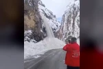 Hakkari-Çukurca karayolunda 2 ayrı çığ düştü: Yol ulaşıma kapandı