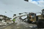 Hakkari İl Özel İdaresi ekipleri geceyi yolda geçirdi