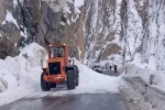 Hakkari-Yüksekova kara yoluna çığ düştü