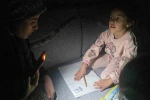Hakkari’de karanlıkta ders: Akbay ailesi elektrik istiyor