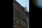 Halı sahanın demirlerinde mahsur kalan kediyi itfaiye kurtardı