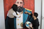 Halıyı tuvale çeviren mühendis çiftin eserleri hayran bırakıyor