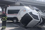 Halk minibüsü ile kamyonetin çarpışmasıyla, 8'i hafif 9 kişi yaralandı