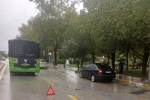 Halk otobüslerinin biri bozuldu, diğeri kaza yaptı