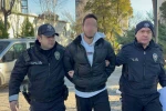 Halk otobüsünde lise öğrencisinin boynuna bıçak dayayan üniversite öğrencisi yakalandı