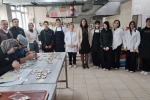 Halka açık kafede öğrenciler hem öğreniyor hem üretiyor 