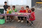 Harçlıklarını yolun kenarında kurdukları tezgahta alın teriyle kazandılar