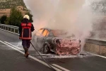 Hareket halindeki otomobil alev topuna döndü