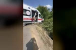 Hasta taşıyan ambulans yoldan çıkarak yeşillik alana savruldu