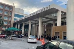 Hastane koridorlarında dolaşan köpek tedirgin etti