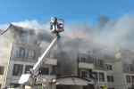 Hatay’da 2 binanın çatısı alevlere teslim oldu