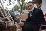 Hatay’da 85 yaşındaki usta, 70 yıldır ağaç dallarını keser ve bıçakla kaşığa dönüştürüyor
