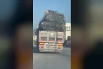 Hatay’da demir yüklü tır trafikte yürekleri ağza getirdi