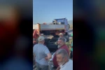 Hatay’da devrilen tır yolu trafiğe kapattı, uzun araç kuyruğu oluştu