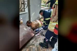 Hatay’da havalandırma boşluğuna düşen köpek kurtarıldı