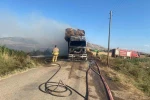 Hatay’da saman balyası yüklü tır alevlere teslim oldu