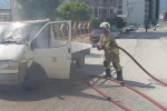 Hatay’da seyir halindeki kamyonet alevlere teslim oldu
