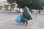 Hayatın yükünü sırtında taşıyor