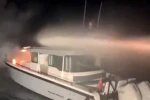 Haydarpaşa açıklarında yanan tekne alevlere teslim oldu