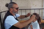 Hayırsever kuaför köylere gidip kız çocuklarını ücretsiz tıraş ediyor