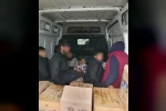 Hendek’te minibüs kasasındaki göçmenleri polis yakaladı