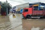 Her yağmurda göle dönen sokakta kano kullanmayı öğrendi