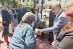 Herkes belediye başkanı olarak,işportacı teyze ise müşteri olarak gördü
