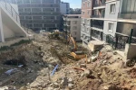 Heyelanda çöken istinat duvarının enkazını kaldırma çalışmaları sürüyor