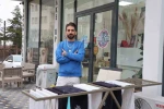 Hırsız köpek, çaldığı havluyu poğaça ile değişti