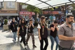 Hırsızlık amacı ile evin kapısını açmaya çalışırken suçüstü yakalanan 3 kadın tutuklandı