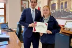 Hisarcık Kaymakamı Erkan Atam’dan başarılı öğrenciye ödül