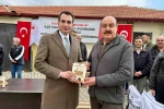 Hisarcık’ta arı üreticilerine fondan şekeri, çiftçilere korunga tohumu dağıtıldı