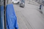 Hızını alamayan araç kavşakta başka bir araca çarptı