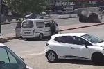 Hızla giden otomobil, kamyonun arkasına böyle girdi